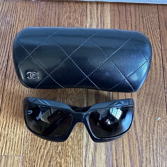 AUTHENTIC Y2K Chanel Sunglasses with CC Pearl Inlay - Picture 7 of 12